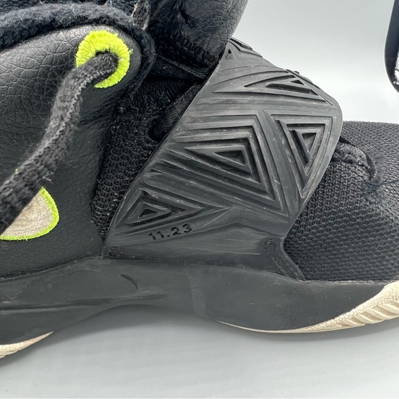 Nike Kyrie Flytrap III Basketball Sneakers Shoes Back Youth US Size 6Y - Picture 7 of 10